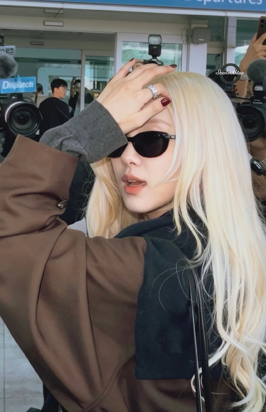 ROSÉ 朴彩英 x Saint Laurent🖤随便拍都是大片
	
cr ?