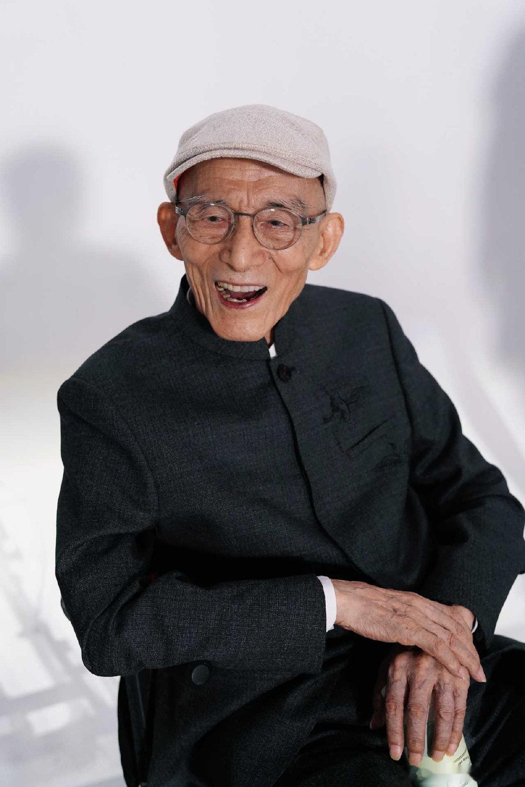 【太可惜了】
#游本昌去世#
上周刚写了一个书评，发表在《中国出版传媒商报》上
讲述了最新版少儿版济公
和游老师之间的渊源

现在出现这种事……

真的是非常难过
#玩转开学季##大学生喜爱内容共创计划##你好同学##大学普通老师的一天[超话]# ​