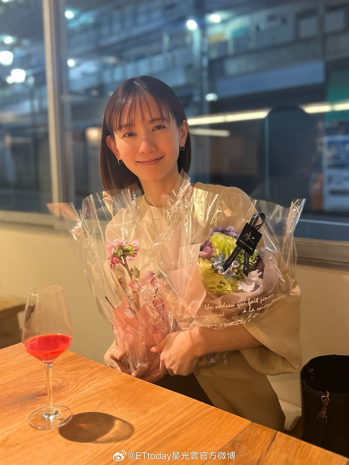 #演员中村友理去世# 【《浪漫匿名者》中村友理44岁过世！ 13年前就罹癌】日本女星中村友理去年在影集《浪漫匿名者》中，和赤西仁搭档的对手戏受到许多观众喜爱。怎料，她14日竟被经纪公司证实已经在1日因直肠癌过世，享年44岁。经纪公司在声明中透露，中村友理于13年前就曾罹癌，当时为免外界多虑，所 ​