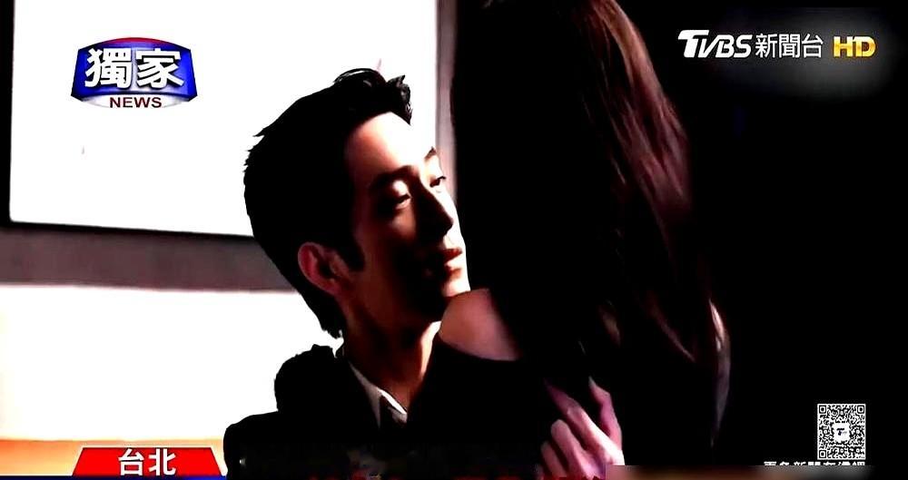 “导演，停一下！”

孙千突然喊停，整个片场安静了。她指着监视器，对着摄影师说，这个镜头不行。原本的构图，焦点全在她身上，她觉得不对劲，要求把镜头重心挪到井柏然那边。

井柏然听完，立马点头同意。他说这样很好，边界感清晰，演员反而能更放心地投入，演出真情实感。

这次拍戏，四五十场亲密戏，全实拍，没