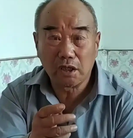 一张寻人启事，把一个家庭最隐秘、也最刺痛的裂缝，摊在了公众面前。

2020年夏天，《辽沈晚报》刊出消息：大连旅顺农村的曹肇纲、刘玉红夫妇都已年过七旬，且身患重病。他们找了21年的女儿终于有了消息，可当父母提出临终前见一面时，女儿只回了五个字：“没必要见面，勿再联系。”

这句话之所以刺耳，不只是因