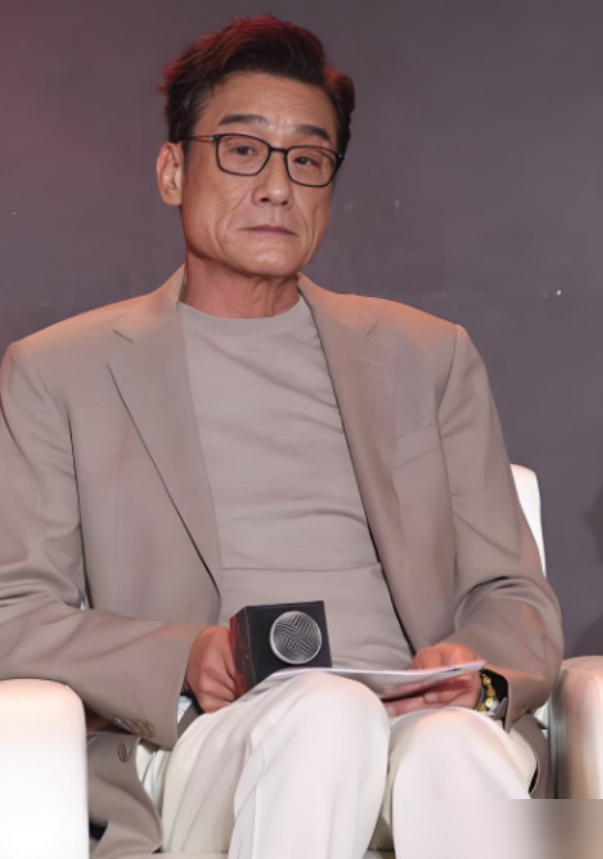 68岁梁家辉，是被两个女儿轰出来的。退休在家管得太宽，闺女嫌烦，直接让他出去拍戏。
有人夸他是老了还是法拉利，他摆摆手，说自己没开过法拉利，现在就是辆老计程车。拉活儿，跑路，认路，不挑客。
早年封杀没戏拍，他真去摆过地摊。影帝？先活着再说。
能把自己从神坛上拽下来当笑话讲，这本身就是真本事。