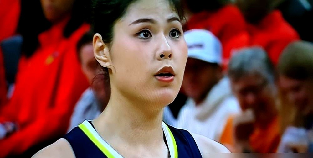 上一场命中率66.7%拿7分3板，季后赛生死战G2，李月汝竟然被直接摁死在板凳上。

上赛季在飞翼场均20分钟拿7.4分5.8板，本赛季只剩3.3分2.8板。数据腰斩根本不是能力退化，而是压根没出场时间。

教练一句“跟不上节奏”就直接把她DNP。小球体系要内线能换防拉开空间，李月汝背身吃饼、护框卡