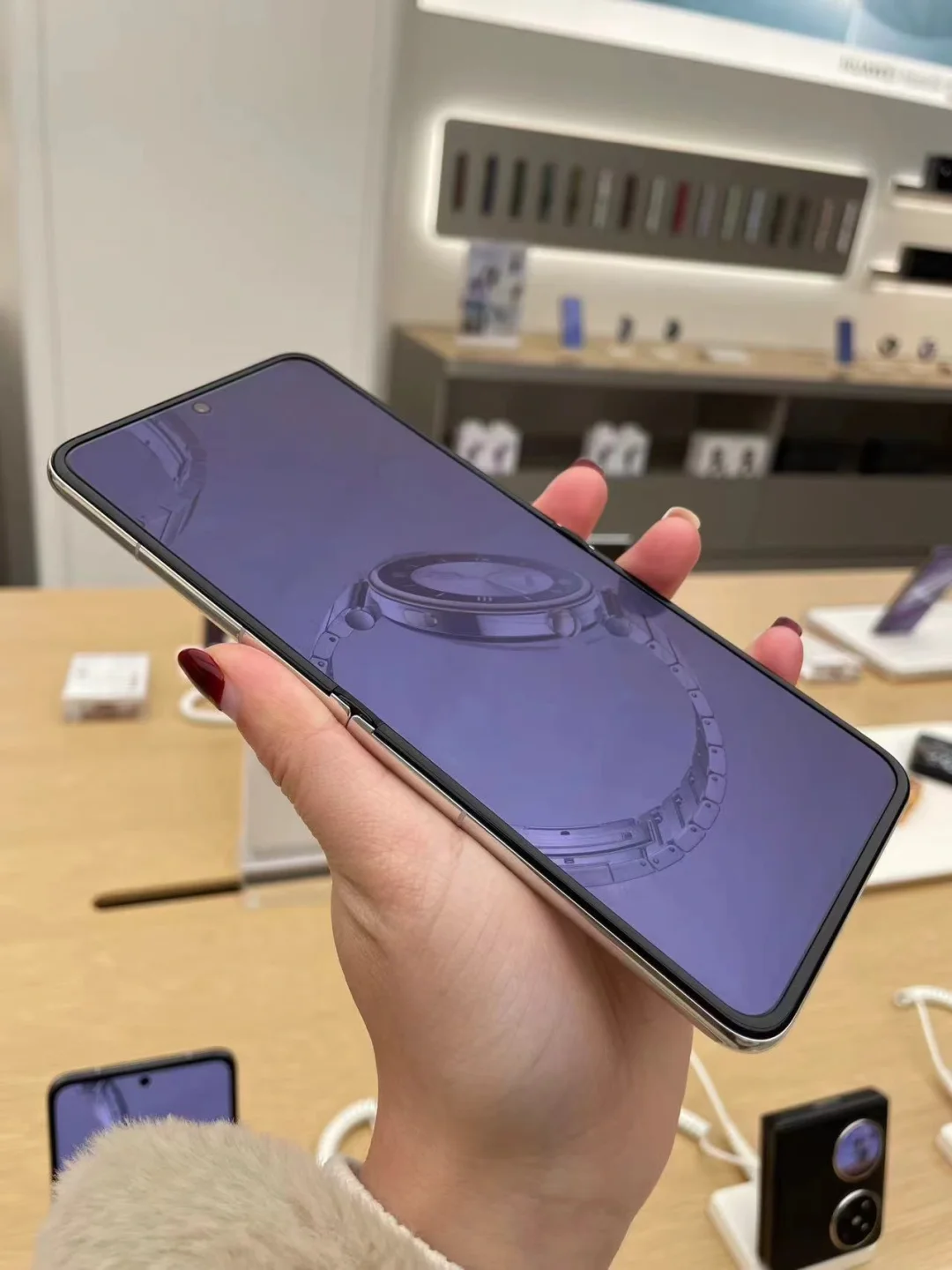 被华为的新品Pocket 2震惊了！真的没有折痕