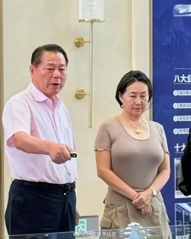 何超琼实在不行就退下来歇歇吧。主要是我实在看不下去了，你都64岁了，还在信德、美高梅中国这些盘子里连轴转。2026年5月到6月，她分批清仓美高梅国际，套现约9.5亿元，这种量级的财务收尾，背后是长年累月的权衡和决断。钱和资源确实能延缓老化，可她从1995年进信德到现在，三十多年一直钉在港澳商业 ​