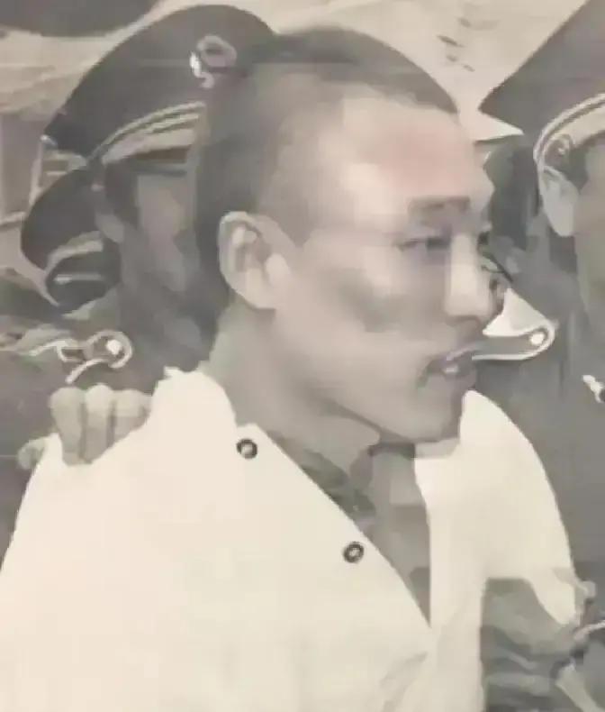 1985年，“山西贼王”王彦青即将被执行死刑，绝望之际，他提出用开锁绝技换命，警方竟然同意了，谁能想到，这却因此葬送了16条人命。
改判死缓的第二天，王彦青被带进一间单独的审讯室。桌上摊着几张保险柜的剖面图纸。
“这是市里三家银行明年要换的新型号，”一位公安领导敲了敲图纸，“你把可能的漏洞都标出来，