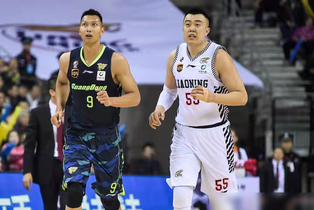 亚洲球员NBA得分榜刷屏，姚明仅排第三，杨瀚森72分上榜？我朋友直接把手机拍桌上：这纯粹是瞎扯！
事实是，杨瀚森压根没进NBA。这份榜单全是AI编的，连杨瀚森的球队、合同、薪水都给你造得有鼻子有眼，什么首轮16顺位，4年2139万合同，连发展联盟数据都造得像模像样。你再仔细看，这数据甚至精确到了个