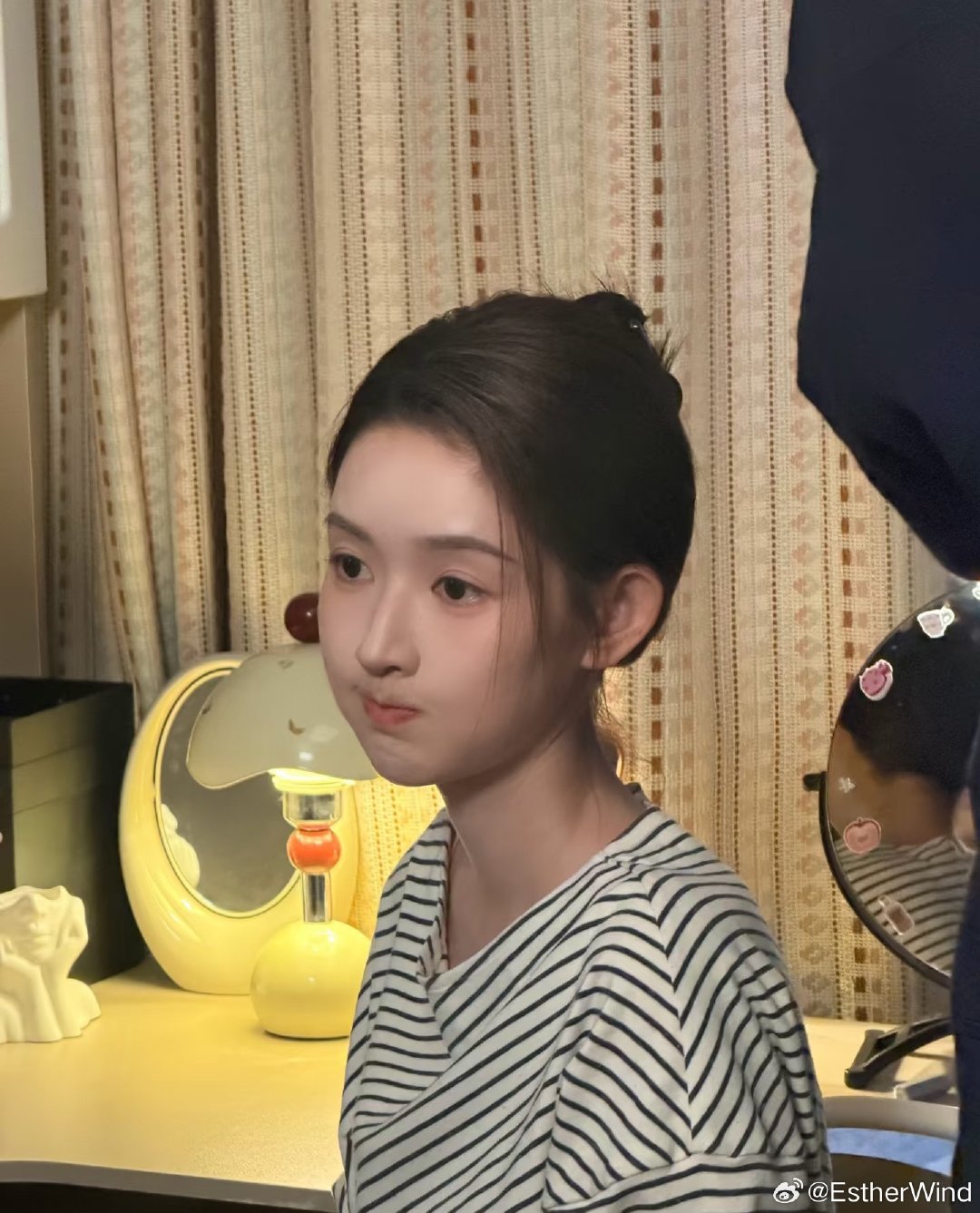 #王玉雯[超话]##小城春色##王玉雯林霜#
穿梭在小城的旧车厢，栀子花绕着手腕。
那时的林霜还不知道，有一份目光，从这段少年时光开始，默默守候了整整十年。
期待与林霜相遇。
​