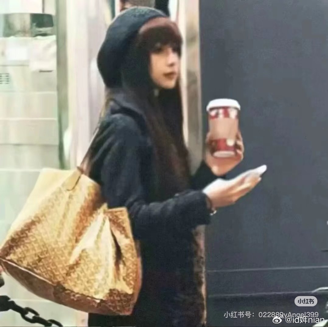 #angelababy[超话]#  “羽毛落在你肩上，你化身天使照亮我”  𝒜 𝒻𝓮𝒶𝓉𝒽𝓮𝓇 𝓸𝓃 𝓎𝓸𝓊𝓇 𝓈𝒽𝓸𝓊𝓁𝒹𝓮𝓇 𝓎𝓸𝓊'𝓇𝓮 𝒶𝓃 𝒶𝓃𝓰𝓮𝓁 𝓈𝒽𝒾𝓃𝒾𝓃𝓰 𝓸𝓃 𝓂𝓮.​