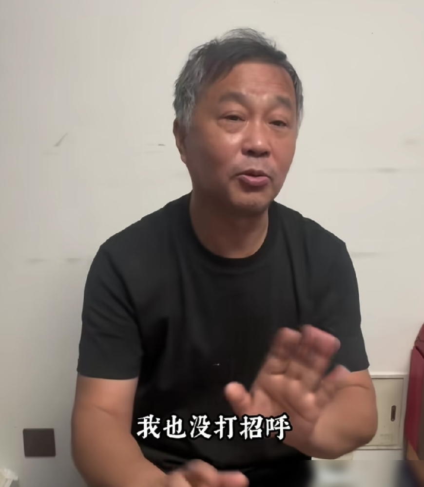 沈巍在街上见过曹可凡好几次，一次没上去搭话。他说自己不是名流，用不着硬往上凑，可转头就把曹可凡的主持夸了个遍，说《可凡倾听》有书卷气，专业。
一个流浪汉，满肚子《左传》《尚书》，捡垃圾为生，却嫌高攀丢人。当年他一夜爆红，多少网红围着他转，想拉他直播带货，他全推了。他说经商不合他性子，就想读书，可没