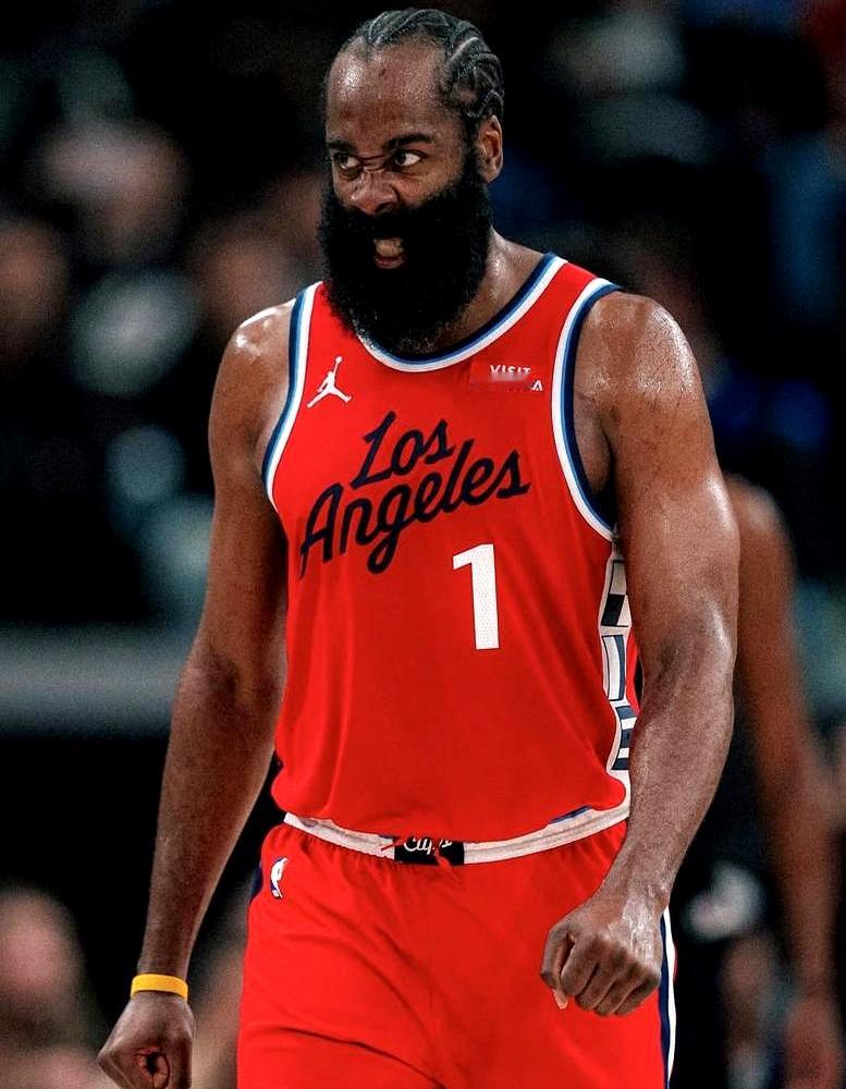 快船这操作，你看懂了吗？    他们放走了36岁的哈登，换来了更年轻的...