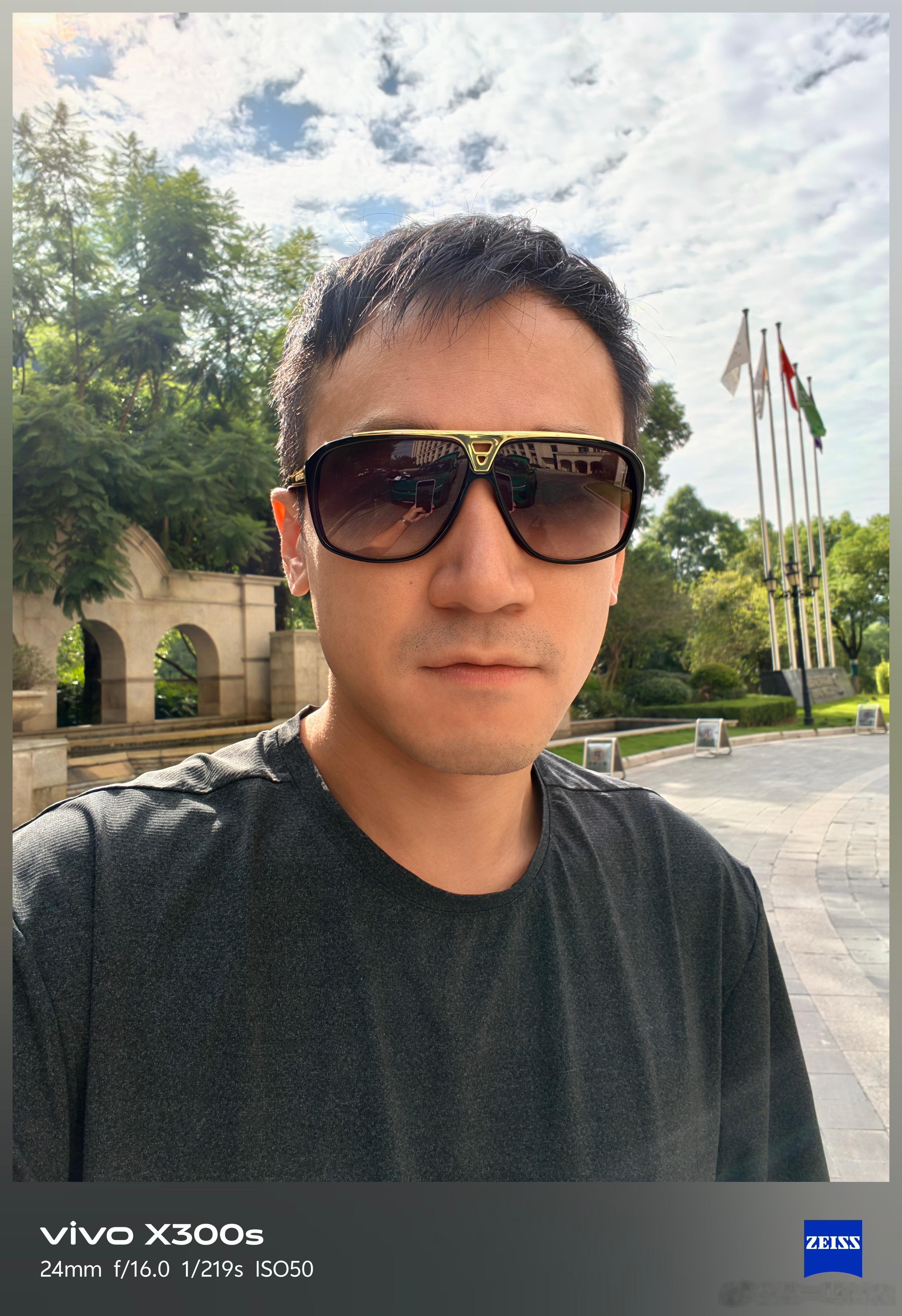 早！手机圈的大战，从今天算是正式开始。你们看到的内容，已经不仅仅是手机本身。

各家上游供应商，也坐不住了。

从屏幕，到芯片，再到存储。越来越多以往大家不知道的品牌，正在逐一浮现。

这是最好的时代，也是最贵的时代。

大家都在等AI给我们带来颠覆性的体验，然后又是一次全民换手机的时候。 ​