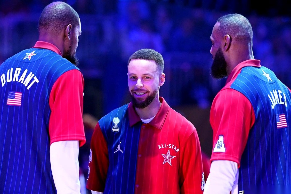 翻开NBA从2003到2016届的“各届吸金王”账本，最先让人眼皮一跳的，不是詹姆斯。
07届榜眼杜兰特，名下的薪金总额定格在5.91亿美金。这个数字，硬生生压过了03届状元詹姆斯的5.81亿。
在NBA，顺位就是入场费。看看那些天之骄子们撕下的支票：04届状元霍华德拿走2.45亿，12届状元浓眉卷