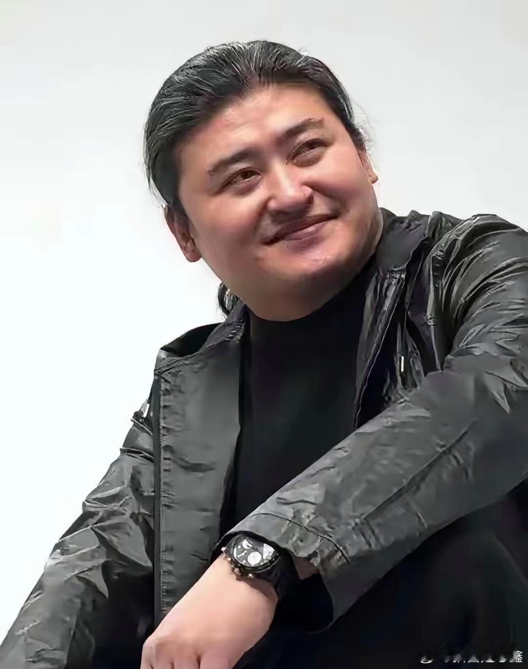 我问了学医的朋友，刘欢才63岁，怎么会这么严重。他叹了口气：股骨头坏死这病，看着不是癌症，但折磨起人来，一点都不轻。
疼只是表面。长年累月的痛，身体一直处在消耗状态，睡觉都睡不好。走路受限，肌肉萎缩，各项机能跟着往下掉。一个恶性循环，转起来就停不下来。
刘欢扛了17年。2009年确诊，做了 ​