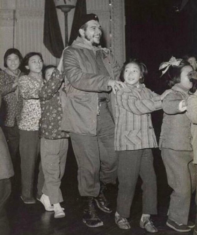 1960 年，代表古巴访华的切格瓦拉在上海和小朋友们在一起。 ​​​