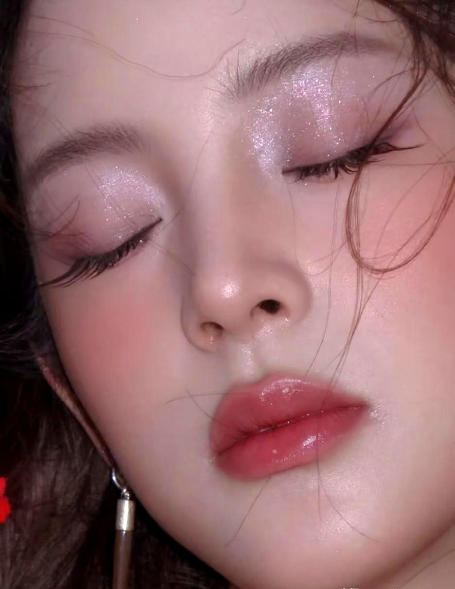 丢掉十级磨皮滤镜，欧阳娜娜这组微距怼脸照，硬是撕开了女星的假面。

镜头直接贴到脸上，细闪眼影压着眼皮，睫毛一根根挑起。她就那么闭着眼，镜头咔嚓一定格，那种易碎的劲儿全跑出来了。

没有糊成一团的硅胶感。鼻头和唇峰抹上高光，光影斜打过来，透出点微醺的色调。皮肤原始的纹理全亮在镜头前，反倒把少女的娇憨