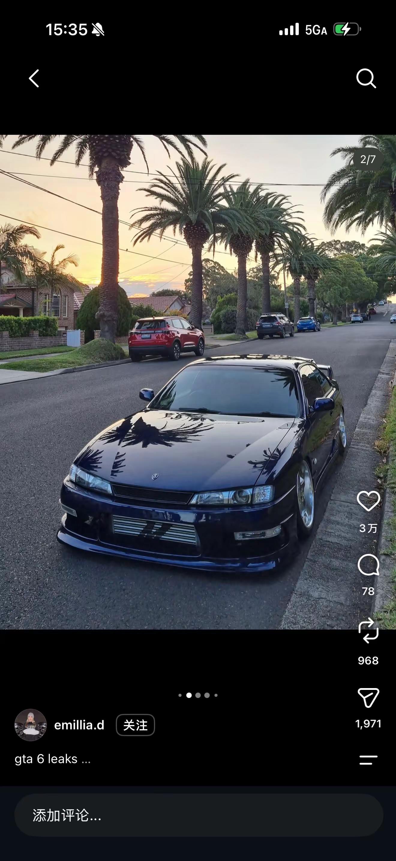 🚗 日产 Nissan Silvia.图里前两台是Zenki前期款S14（1994–1996款），后两台是 Kouki（后期款S14，97–98年），属于JDM殿堂级漂移神车。基本款型差异美国版本命名叫240SX，日本本土叫Silvia S14，是一台后驱双门跑车。⚙️ 原厂发动机美国版是KA24