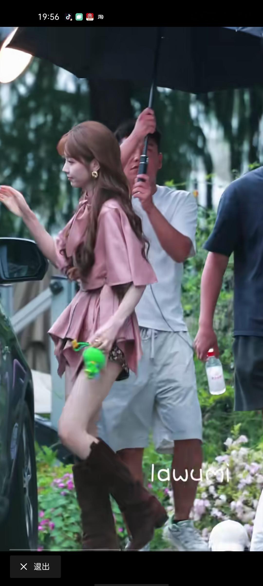 感觉这个问题根本没必要二选一，她属于两边都卷到超出预期的类型。
那张脸辨识度真的高，圆杏大眼配饱满卧蚕和浅笑梨涡，流畅圆润的脸型自带幼态感，被不少人说是“真人BJD娃娃”，之前虎扑“巅峰95花”评选直接夺冠，连韩国媒体都夸她是爱豆级门面