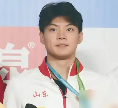 落后1秒89，最后一棒下水，愣是追回2秒77，把日本队到手的金牌给抠了出来。
张展硕，青岛人，干的。单棒1分42秒92，全场最快，亚洲纪录作古。你以为这就完了？1500米自由泳，后半程生吃日本选手，14分42秒42，夺冠。200米自，最后50米反超韩国卫冕冠军，顺带手又破个亚洲纪录。
再看青岛另