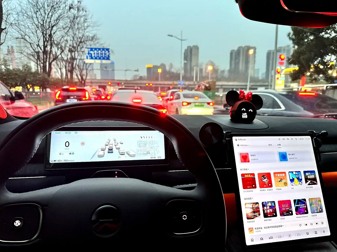 蔚来 ES7 改款于 2026 年 9 月上市，中大型纯电 SUV。

车身尺寸宽大，五座布局。动力支持换电方案，也提供大容量电池版本，补能方式灵活。

底盘配备空气悬架，可调节悬架高度与软硬。座舱内饰用料考究，车机系统迭代升级，支持多模态语音交互。

智驾系统搭载激光雷达，支持全场景辅助驾驶。车内空间 ​