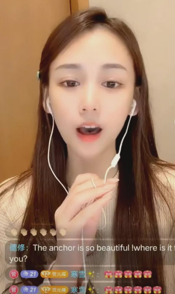 抖音女主播魏莹涉嫌诈骗2500万案，至今未宣判，却扯出另一桩事。
辩护人称，报案人邢某为立案，两年里在海南多地“运作”关系，请吃送卡。
聊天截图里，连“恢复手机数据”“加快办案”都明码标价。
魏莹方做无罪辩护：打赏是双向往来，部分人知情后仍继续。
案子管辖、金额认定也疑点重重。
司法可以慢，但不能被