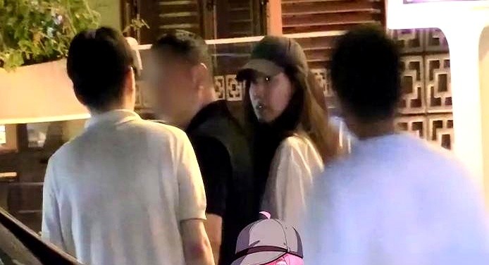 藏了17年，高露老公的照片一爆出来，全网的霸总滤镜碎了一地。

照片里，她靠在一个穿普通POLO衫、身材微胖的中年男人肩上。没有精修打光，没有西装革履，就是个再寻常不过的过日子人。

这十几年，外头传她嫁了富商、隐形大佬，她一声不吭。当下一拨人把领证怀孕吵架全搬进直播间换钱，她愣是把工作和家门焊得死