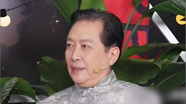 73岁唐国强又跑去横店拍短剧了，演个红色资本家，这是他头一回正儿八经主演短剧。
好多人七十多岁走路都打晃，他这边刚在辽宁春晚跟刘畊宏蹦跶完，那边又回福建老家给青少年书法大赛颁奖，顺手还试了试非遗八宝印泥。
我有个学中医的亲戚刷到视频说了一句：这人眼里有光，走路带风，不是硬撑出来的。
想想也是，