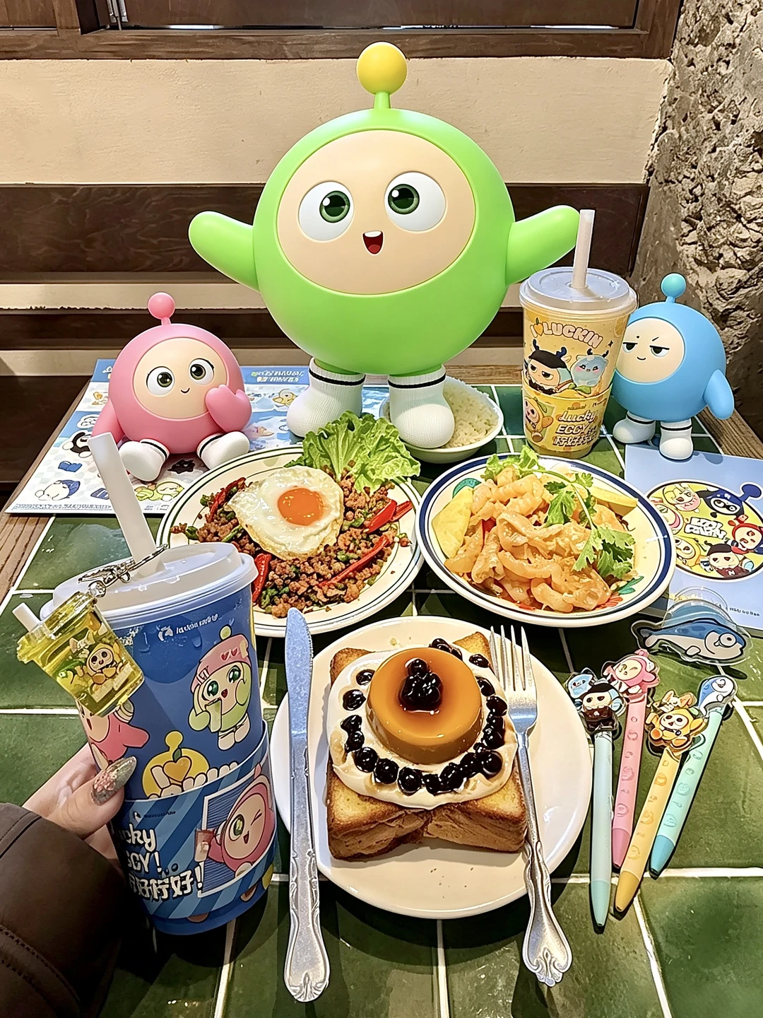 一个非常萌的饭搭子拍法（瑞幸蛋仔联名版）