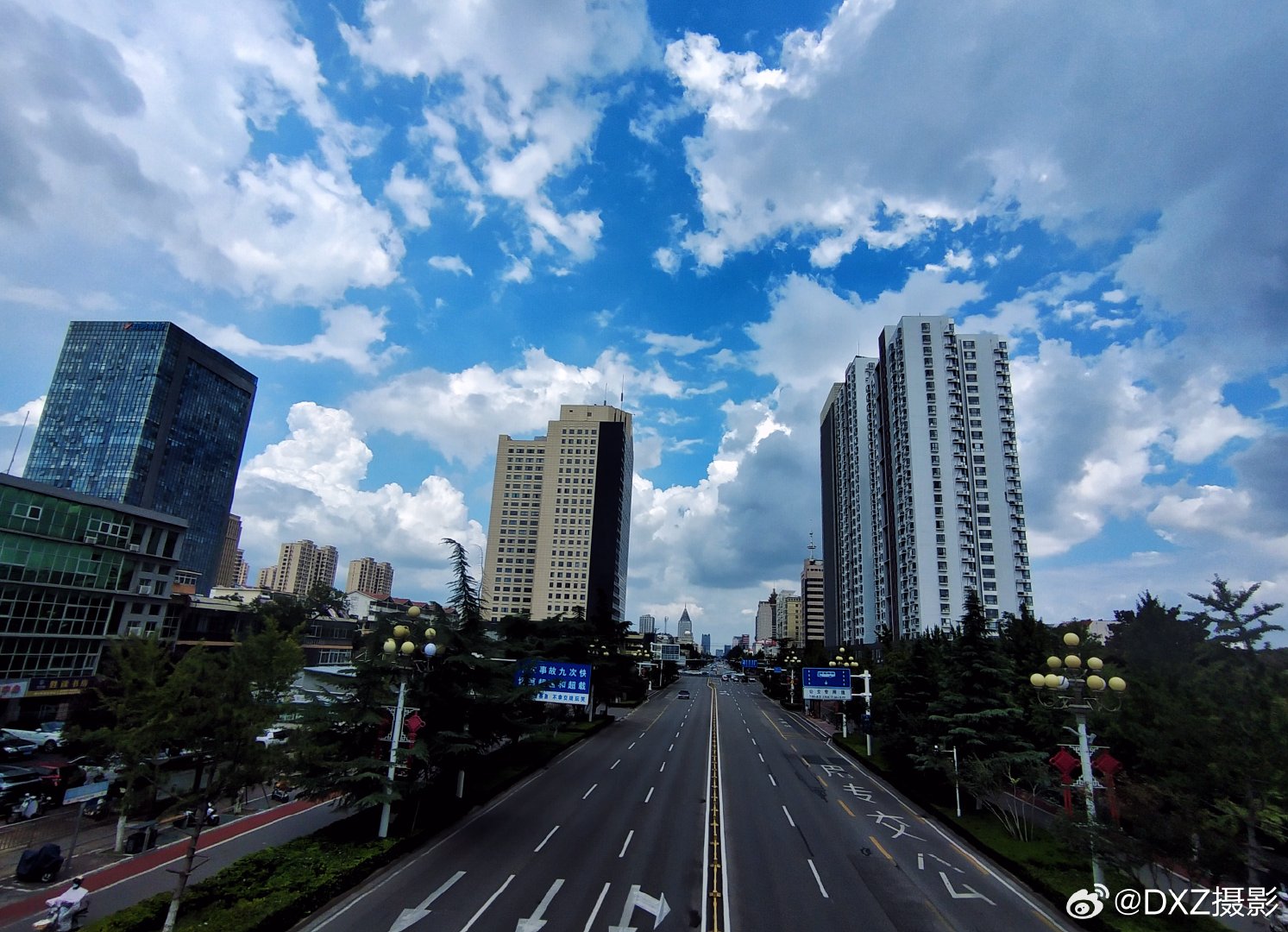 #vivo[超话]##vivo相册里的高光时刻##2026V粉嘉年华# 《城隅云涌》｜初秋漫步城市，偶遇翻涌漫卷的积云。高楼林立，天光自云隙洒落，坚硬都市遇上柔软云絮，定格城市里难得的秋日浪漫。 ​
