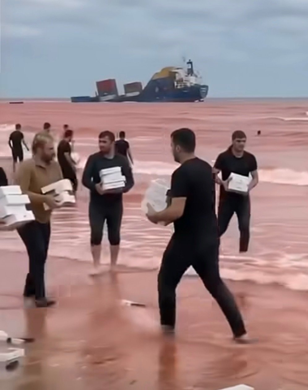 #货轮沉没大量iPhone漂浮海面#
给我看麻了，这么多啊啊啊啊。这应该不会进水吧，进水了也防水，赶快捞起来没事 ​