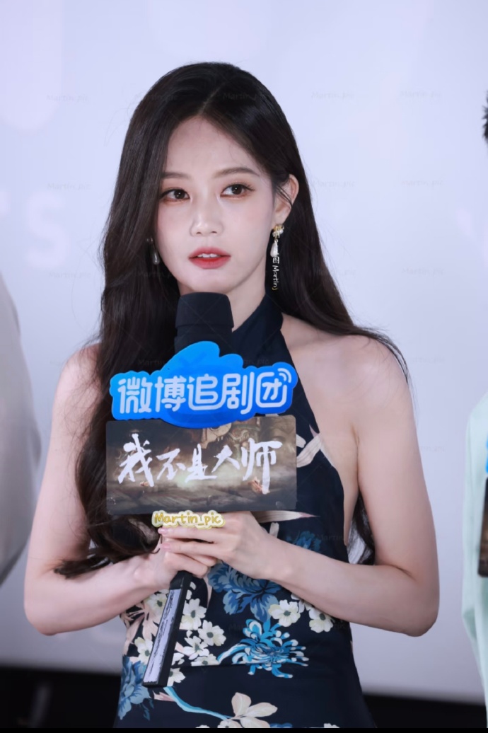 两人不仅都姓李，五官气质也十分相像，经常被网友搞混，实际上二人并没有血缘关系。
 
另外剧中爆火的闪身步，李一桐自曝这是自己儿时在舞蹈学院就学过的基本功。一边被观众频频脸盲