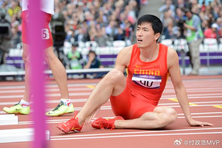#刘翔求助#   甘蔗没有两头甜，奥运冠军也面临运动员退役就业安置的两难抉择。今天，刘翔晒出雅典奥运会夺冠的号码布，并向网友求助，称“体育局让我买断或当教练上班，我该怎么办”。这么重要的人生抉择直接向网友发问，这一看就是对体育局勒令其二选一很不满意，借助舆论给上海市体育局施压。

但有 ​