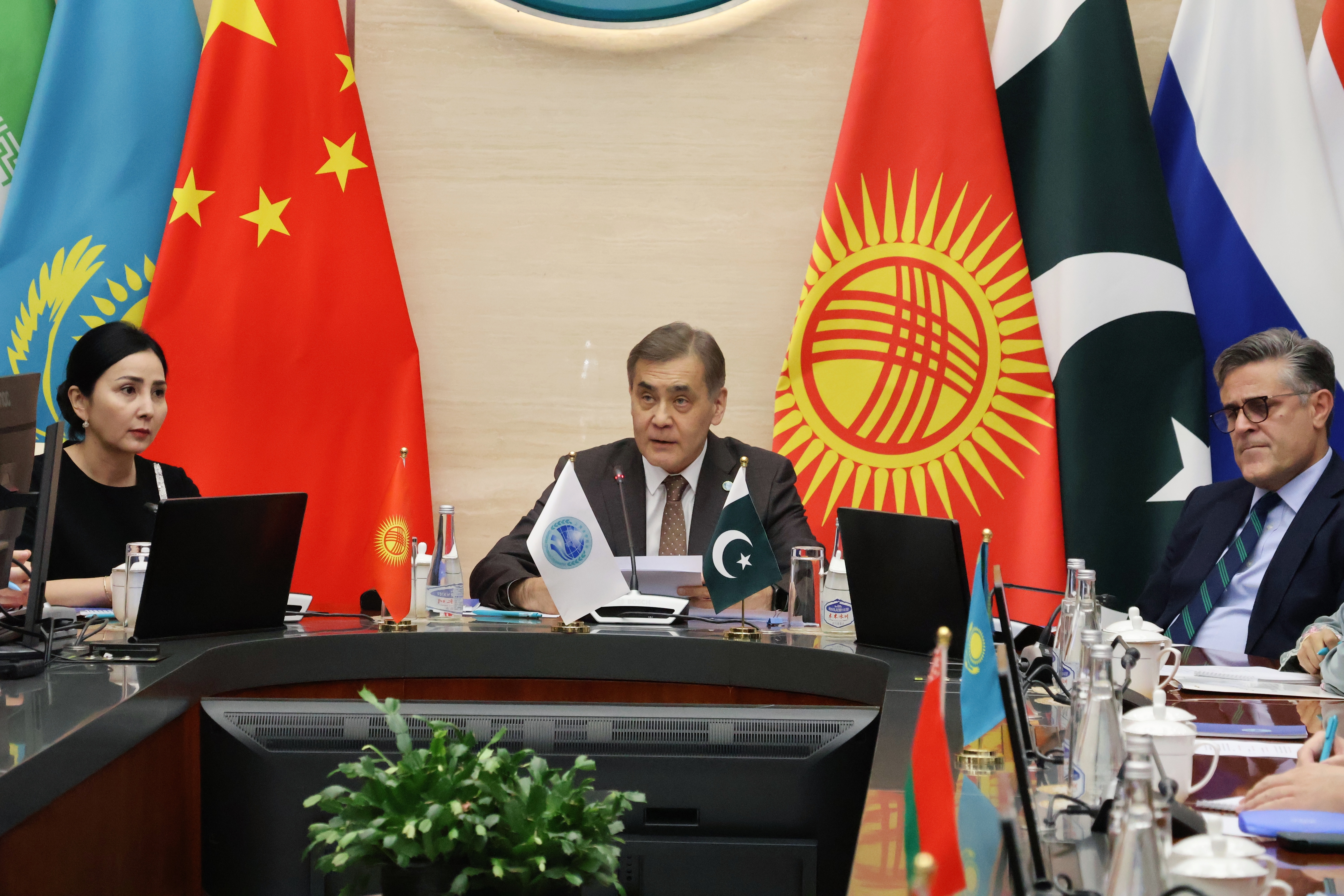 【上合组织秘书长举行比什凯克峰会成果吹风会】

2026年9月11日，上海合作组织秘书处举行吹风会。上合组织秘书长叶尔梅克巴耶夫在会上向上合组织成员国驻华大使及常驻代表介绍了在吉尔吉斯斯坦比什凯克举行的成员国元首理事会会议成果。

秘书长向与会代表介绍了8月31日至9月1日举行的峰会及 “上合组 ​