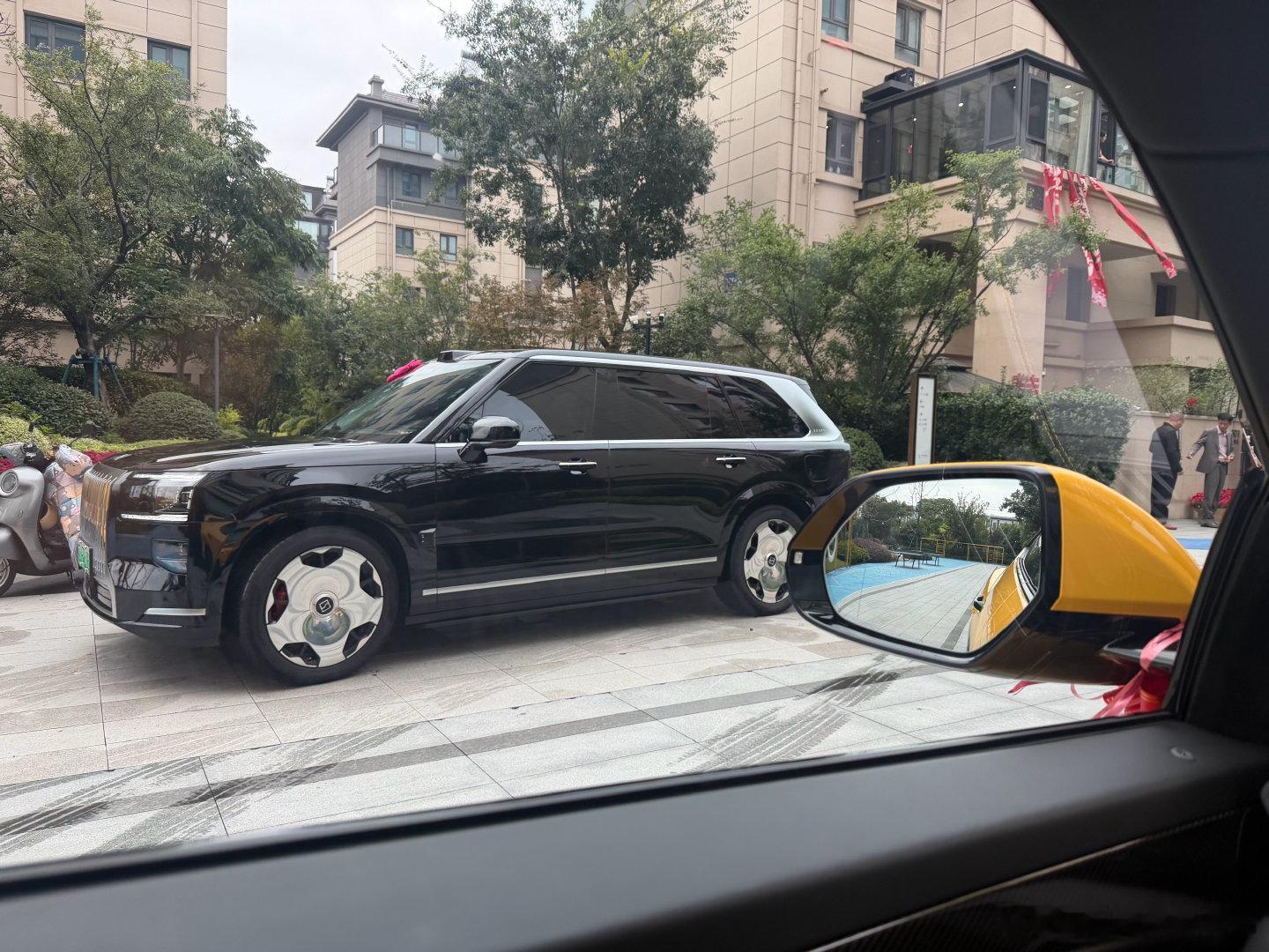 现在年轻人选车真不一样了，bba不要了
我这同学女方陪嫁了一辆极氪9x，羡慕了[允悲] ​