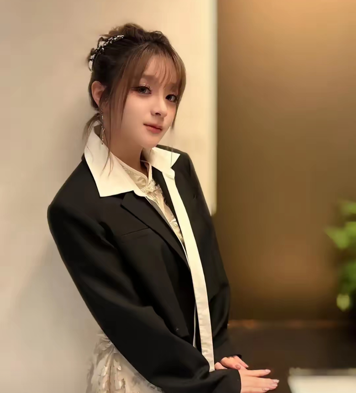 美依礼芽离婚这事，
表面看是感情淡了，
实际上是一场个人商业价值被重新定价后的
必然位移。

她在日本时年收入也就三十万左右，2022年结婚时事业基本到头了，按正常轨迹走就是生孩子退圈。结果《浪姐》一上，国内演出费从十万直接跳到近百万，2025年中国收入占她全球的68%，日本那边只剩三成出头。两个人