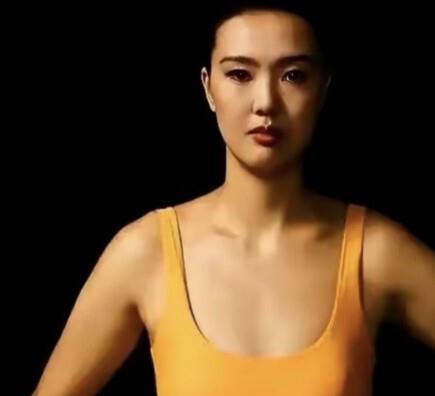 贺希宁现身亚运女排赛场！张常宁不在阵中，他到底给谁加油？男篮球员贺希宁出现在亚运会女排比赛现场，被镜头捕捉到，不少球迷一眼就认出了他。大家第一反应都联想到张常宁，但这次女排国家队名单里并没有张常宁，这下网友好奇了，贺希宁专程来到女排赛场，是为谁而来？
那天下午我在家，空调开着，桌上搁着半个西瓜，电视