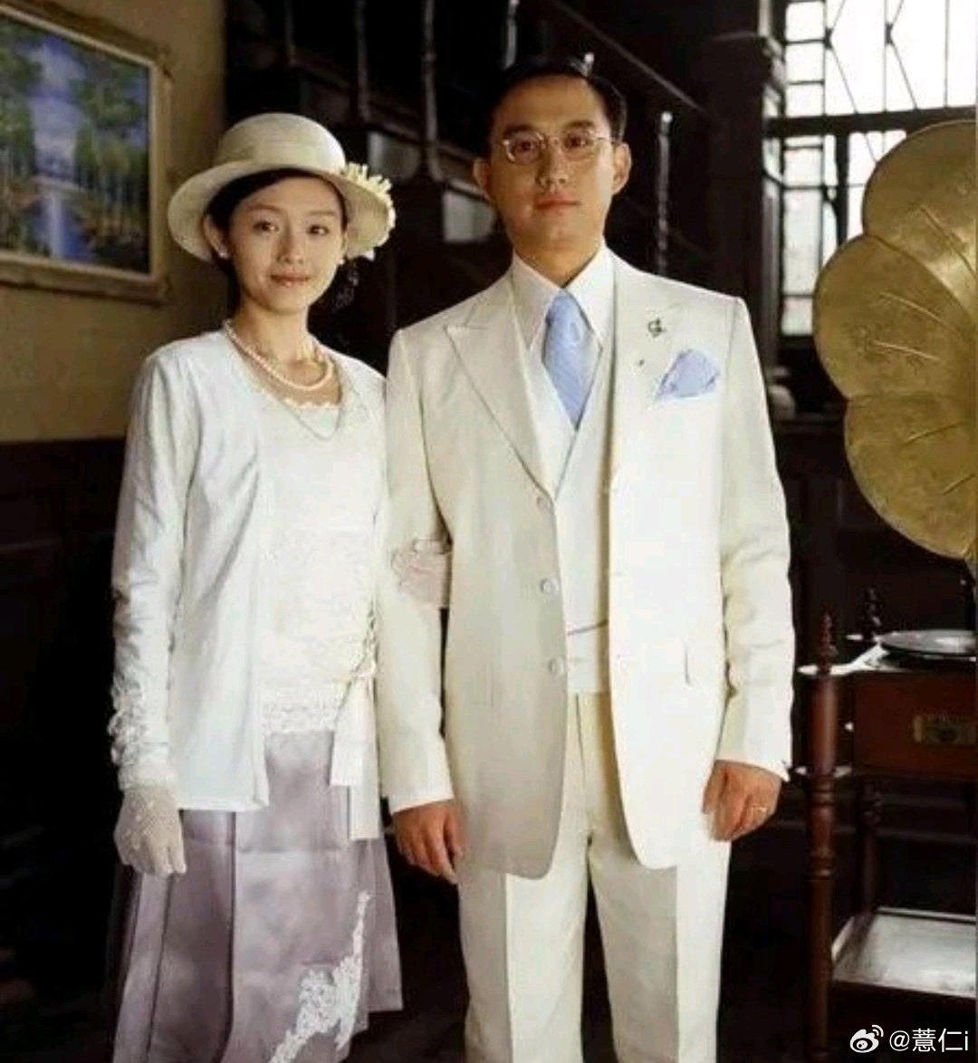 大S和黄磊当年颜值好高啊，这部戏叫夜半歌声。大S演的是正室，黄磊的老婆孙莉演的是第三者 ​