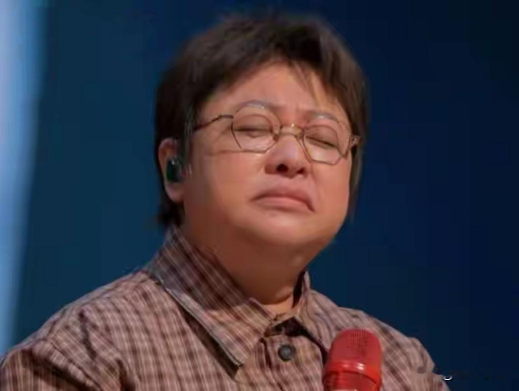 一句首映礼上的“走个面”，让深耕公益多年的韩红瞬间陷入舆论漩涡，话题持续刷屏，掀起全网大讨论。原本只是一句现场客套话，却引发连锁反应，各类旧闻新疑接连浮出水面，上演典型的“拔出萝卜带出泥”。
 
事件起源于电影首映现场，作为配乐