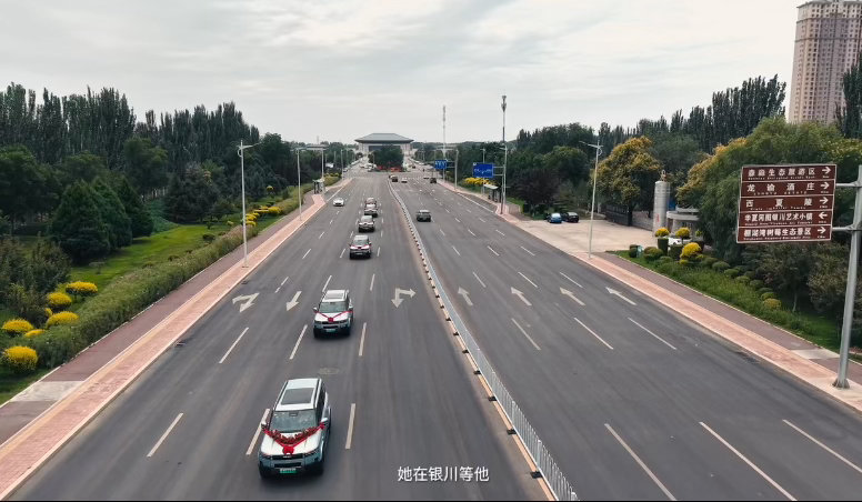 这才是男人的浪漫：租六台方程豹钛7，组队穿越戈壁荒漠，让老婆的紫霞梦，在黄沙里落地生根。 ​