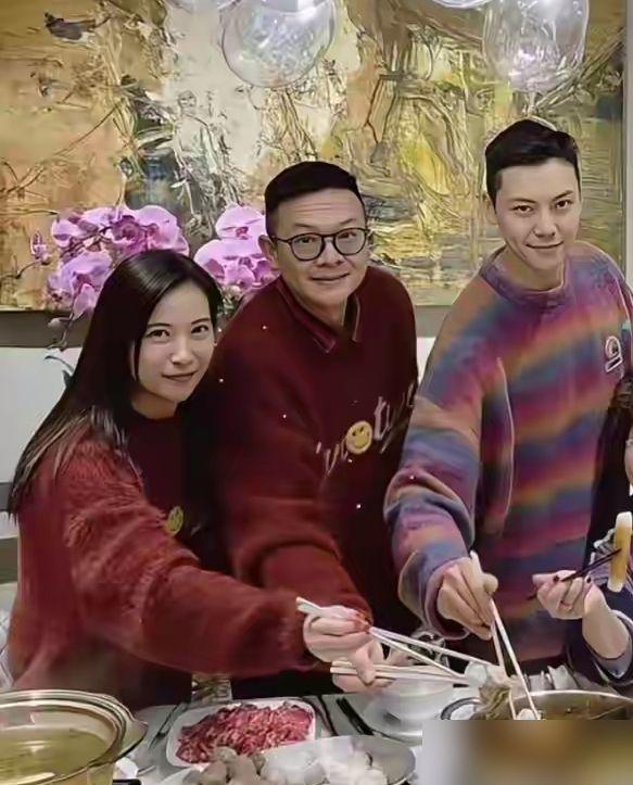 陈伟霆给儿子办周岁宴，桌上连个像样的蛋糕塔都没有。
阿那亚海边露台，几张白桌布一铺，几把藤椅一围，亲戚坐一圈就开席了。没请媒体，没叫网红，更没见半个圈内人。何穗素着脸坐那儿哄孩子，陈伟霆举着手机追着儿子拍，跟小区里普通爹妈没两样。
回想这俩人被拍这么多年：一起泡健身房，分手传闻刚上热搜又复合，日