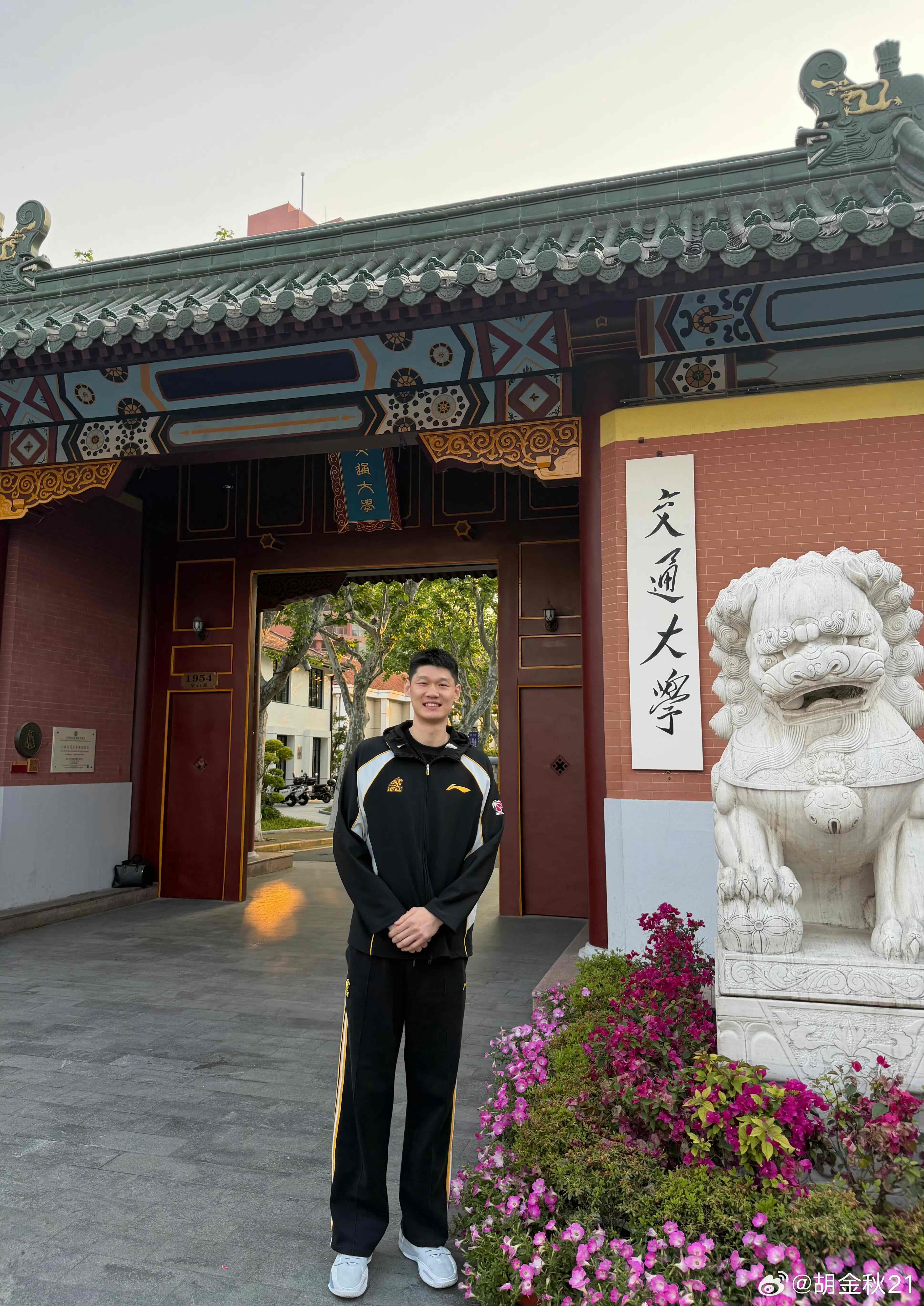 浙江广厦男篮只是保留性发展，不是不干了！

我相信CBA在休赛期，是最受关注的俱乐部之一，并且还成为最大看点的俱乐部之一

就因为从6月份开始就传出浙江广厦要“拆家”，要把自己的球员交易出去

那么给人一种感觉浙江广厦男篮要陷入某种难以控制的困境似的，但人家不是不干了！

浙江广厦男篮其实我愿称之为