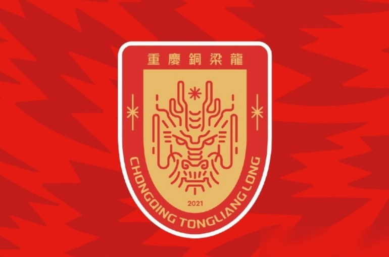 落后一球，主场被压着打，广州豹这帮人硬是把冲超关键战踢成了生死局。第9分钟丢球，第32分钟侯煜胸部停球直接挑射扳平。下半场卡马拉连捅两刀，3比1，越秀山炸了。
18胜6平2负，积60分，提前4轮锁死中甲冠军。这支球队从中冠一路打上来，三年三级跳。
最扎心的是，满屏祝贺里，只有重庆铜梁龙第一时间发