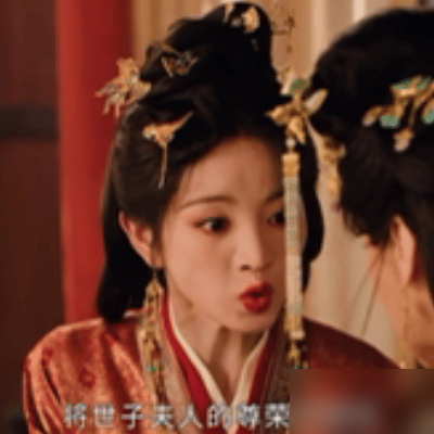 央视八套收视率干到11.84%，优酷两小时热度冲上7000，开局10个广告，连Netflix都同步上线。《嫁金钗》这排面，妥妥的爆款相。
结果观众点进去，全在吵一件事：田曦薇的脸。
一人分饰两角，真假千金，本该是飙戏名场面。可她一用力，五官全在打架，瞪眼、咧嘴、挑眉，表情比剧情还忙。镜头怼脸时，