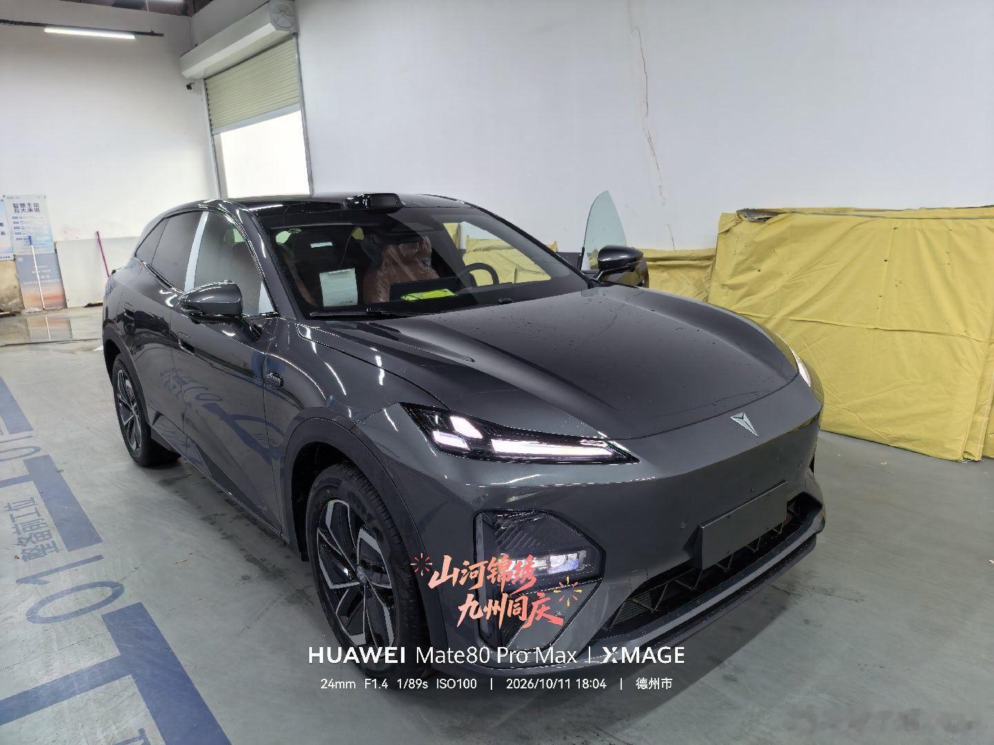 终于把心心念念的深蓝 S07 提回家啦！这段选车之路纠结了很久，前后对比了好几款同级别新能源车型。有的内饰质感达不到我的预期，有的辅助驾驶使用起来不够顺手，还有的续航表现让人没有安全感，权衡再三，还是敲定了深蓝 S07。
当初一眼看中，最吸引我的就是它和华为联合开发的 AI 激光辅助驾驶。平时 ​