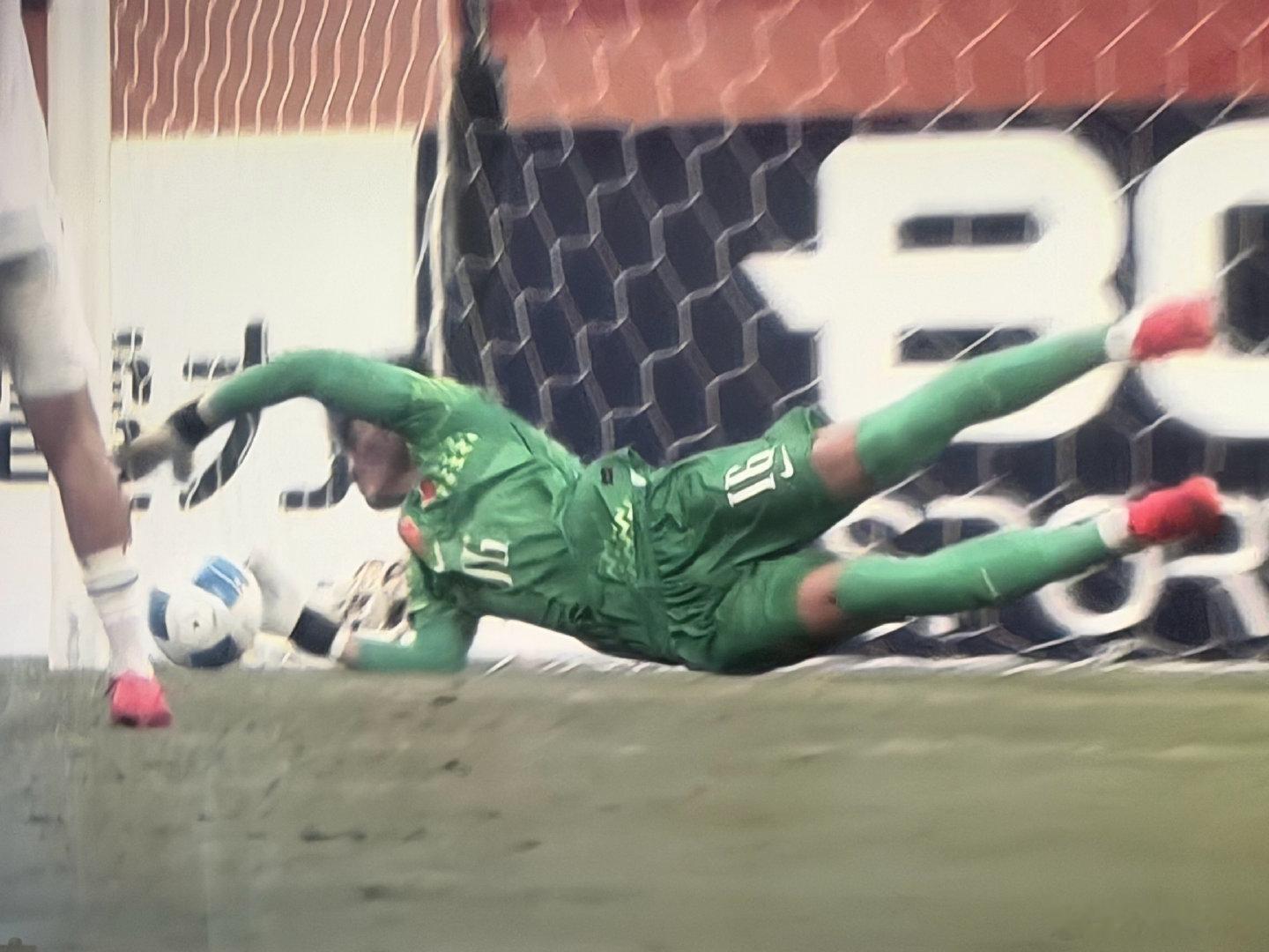 #U23国足铜牌#【中国男足战胜乌兹别克斯坦 时隔28年再夺亚运铜牌】#U23男足时隔28年再夺亚运铜牌#
谁想到这次荣光是男足挣回来的[good]你只要稍来点成绩，球迷还是买账的！祝贺西海岸小门将表现优异！他说完美的表现是五个点球都扑出来[收到]#亚运会[超话]#  ​