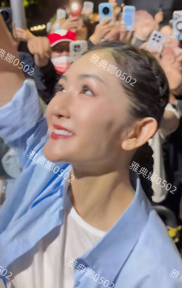 谢娜在话剧台上使劲挤眉弄眼，下巴那个弧度，灯光一打，跟安了个假体似的。
《十三角关系》，赖声川的戏，10月4号到7号上海连演四场。她演电台主持人花姐，发现老公出轨，跑去跟小三请教怎么挽回，荒诞吧。
可观众眼睛全盯着她脸去了。大笑的时候，苹果肌像焊死了，不动。下巴往前兜，侧面看尤其明显。做搞怪表情
