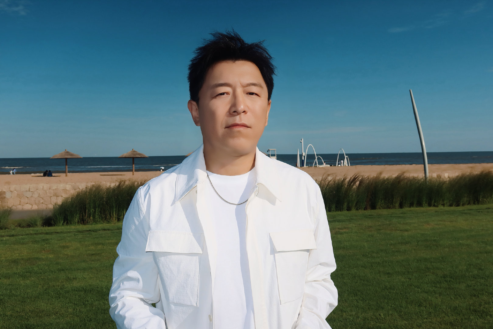 #黄渤[超话]# 浪花翻涌，海边肆意撒欢。去放空，去治愈，能量快充中🔋！ ​