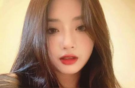 优雅红唇美女，散发迷人魅力！💄🌸