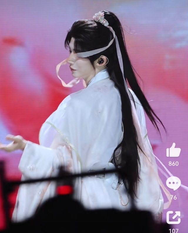 #刘宇发带蒙眼#

刘宇发带蒙眼。杭州场转身时发带滑上来遮住眼睛。不是设计好的桥段，是意外来的瞬间，反而比编排好的动作更活。舞台最灵的那一下，往往不是彩排里抠出来的。 ​