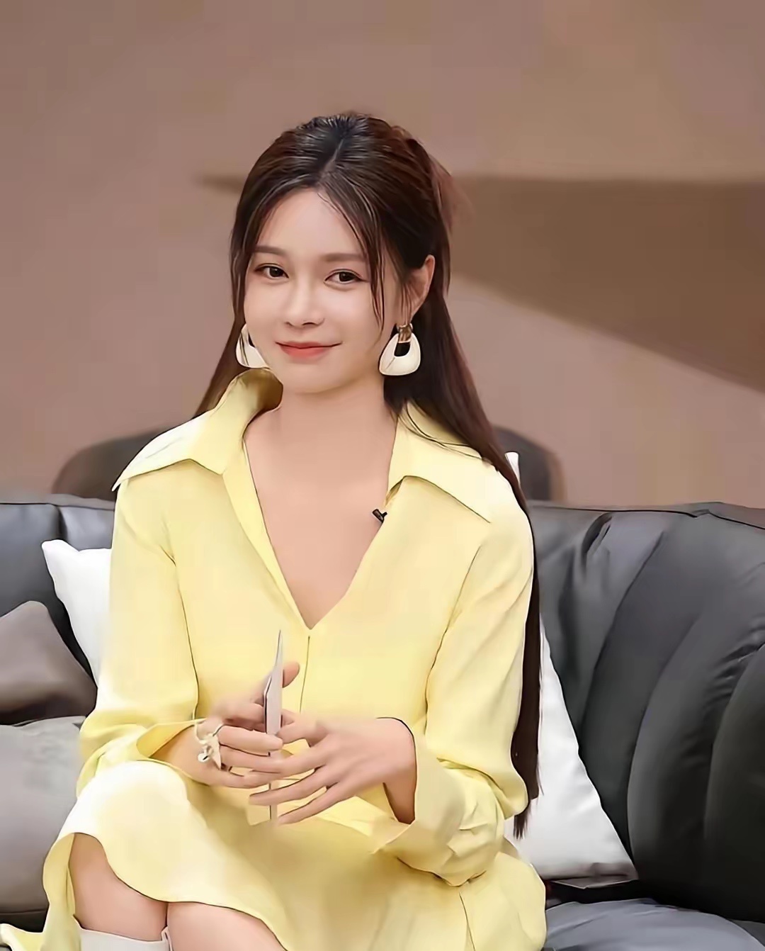 3000万，婆婆当场就没话了。
杜海涛在节目上忽然问沈梦辰：能给我妈3000万不？全场一下安静了。沈梦辰没慌，回了一句：3000万哪够？她一分钱没掏，反倒给了三样东西：每年陪婆婆出去玩、记住婆婆旗袍的尺码、每天通话记录都是满的。8年过去，婆婆见人就夸她没得挑。现在更厉害，她直接把婆婆叫闺蜜。两 ​
